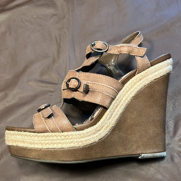 New without box 7.5 leather wedges - Picture 2 of 9